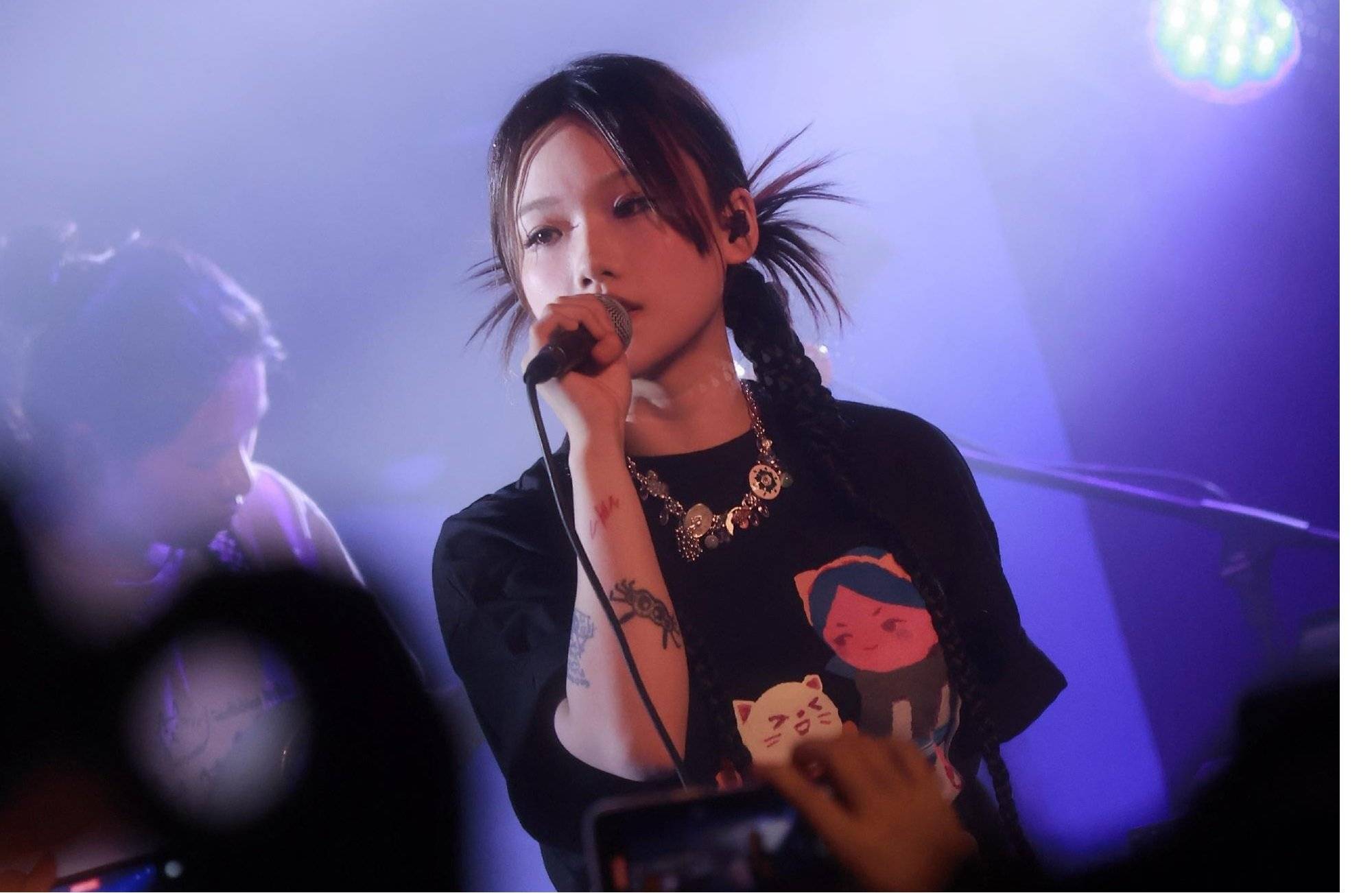 汉堡黄在现场演唱